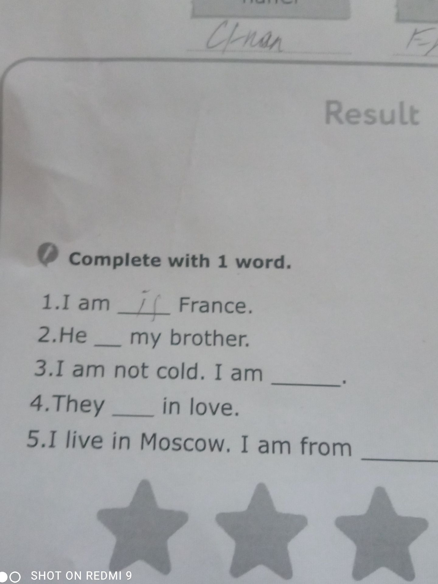 Фото задания: Complete with 1 word. 1. I am ___ France. 2. He ___ my brother. 3. I am not cold. I am ___. 4. They ___ in love. 5. I live in…