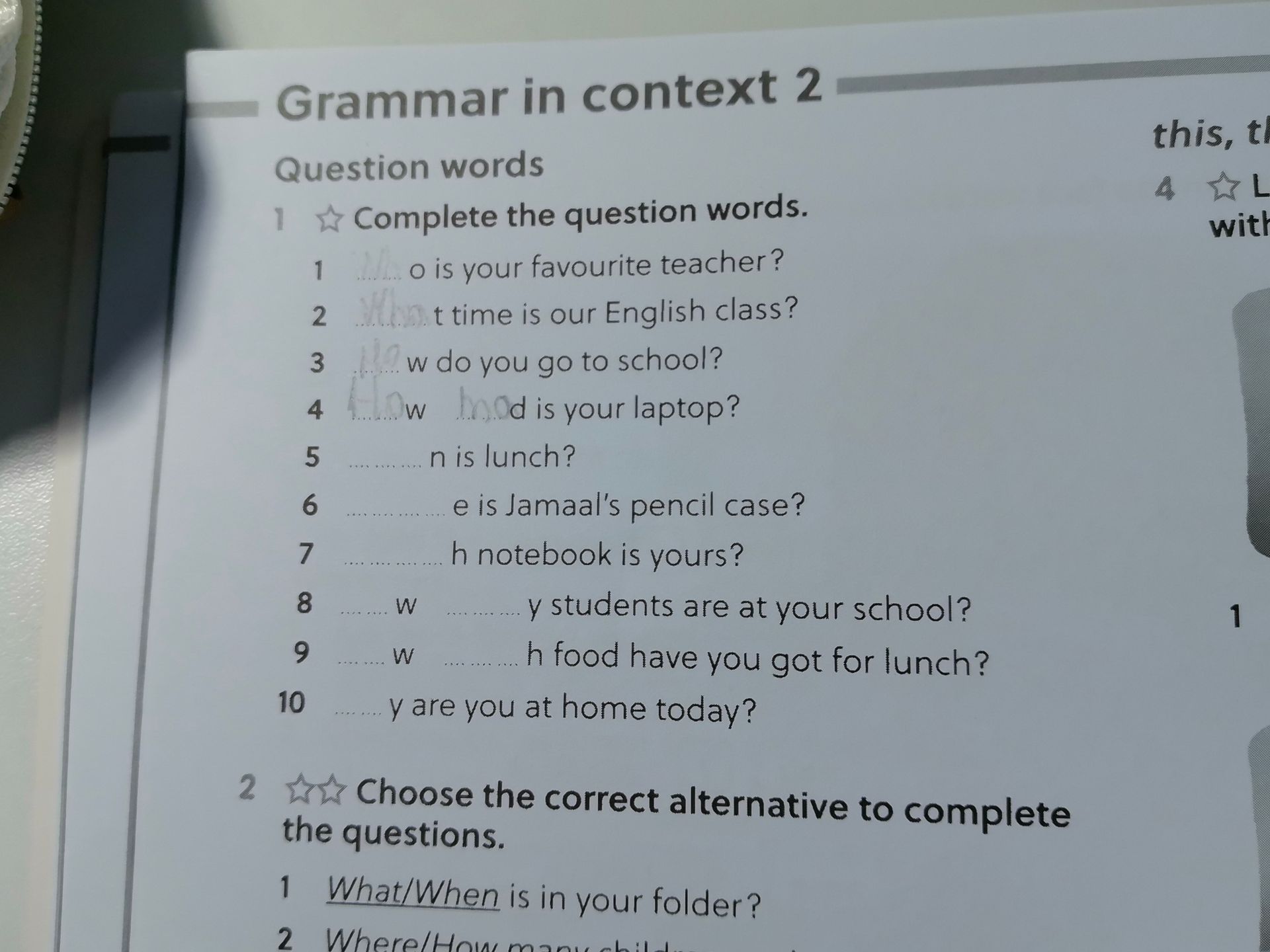 Фото задания: 2. Choose the correct alternative to complete the questions. 1) What/When is in your folder? 2) Where/How many children ……