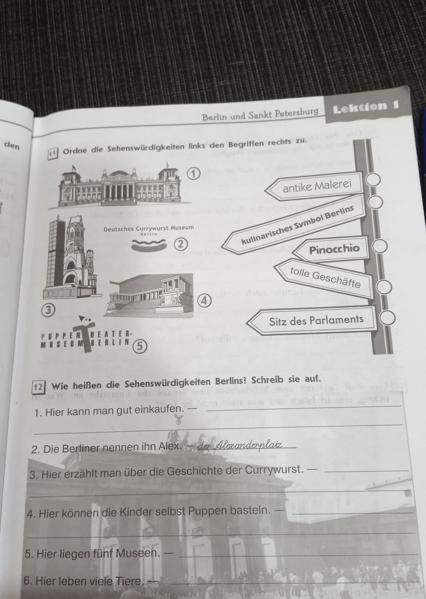 Фото задания: 12. Wie heißen die Sehenswürdigkeiten Berlins? Schreib sie auf. 1. Hier kann man gut einkaufen. 2. Die Berliner nennen ihn…