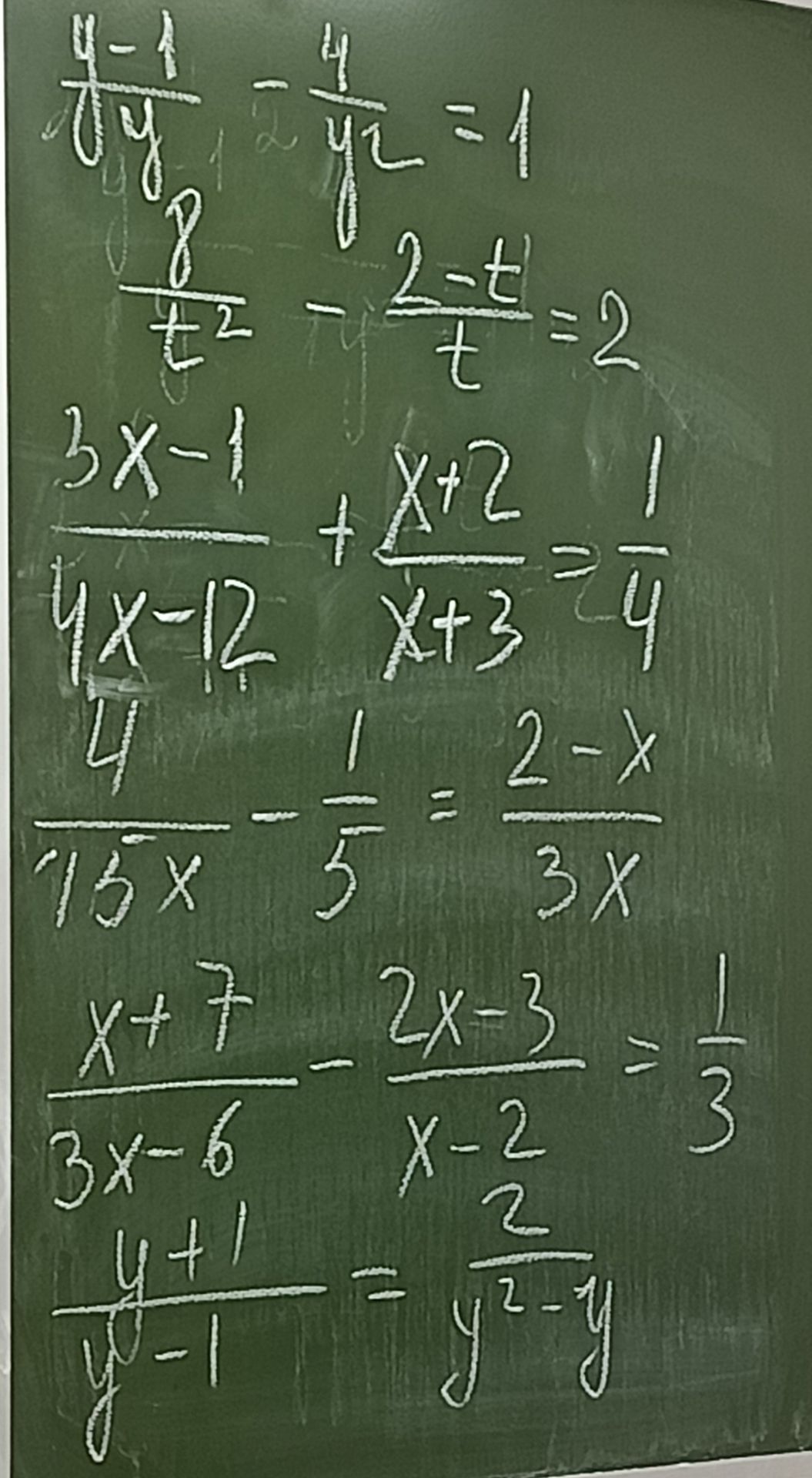 Фото задания: \(\frac{8}{t^2}-\frac{2-t}{t}=2\)
