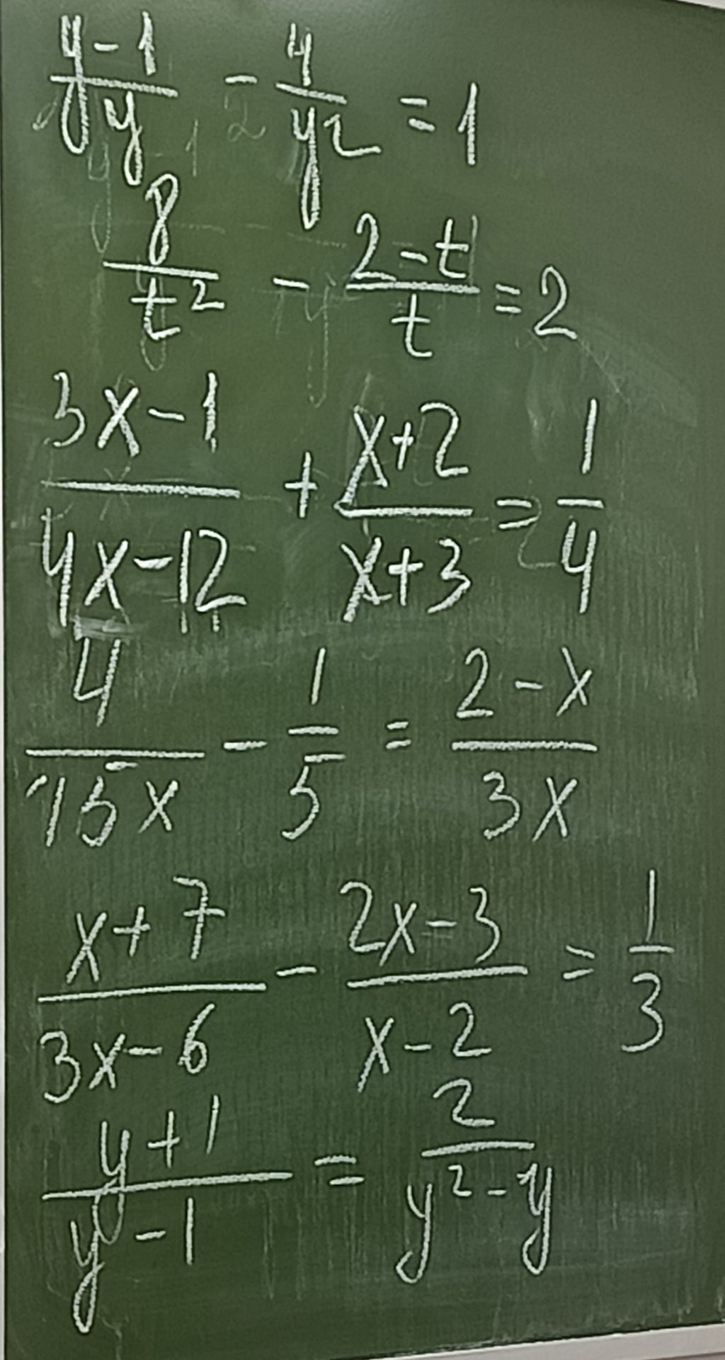 Фото задания: \(\frac{4-1}{y}=\frac{4}{y^2}-1\)