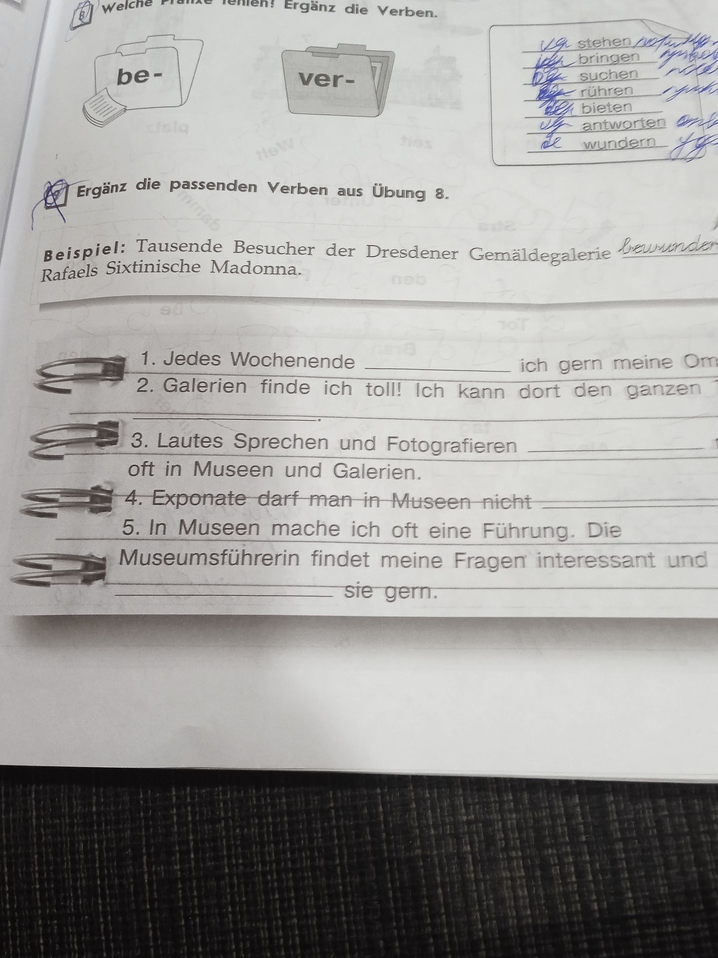 Фото задания: Welche Präfixe fehlen? Ergänz die Verben: stehen, bringen, suchen, rühren, bieten, antworten, wundern.
