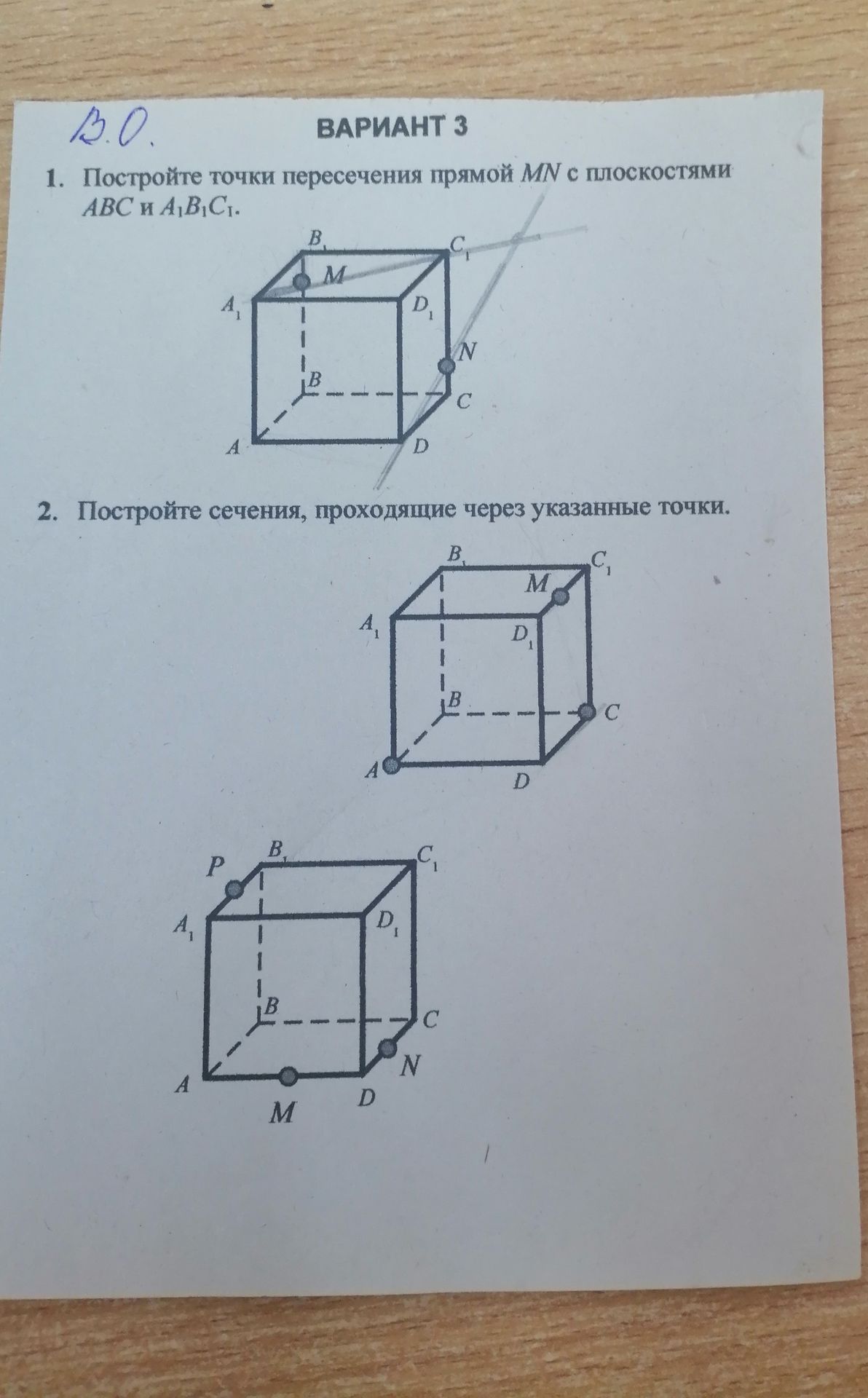 Фото задания: 2. Постройте сечения, проходящие через указанные точки. На первом рисунке — через точки A, M и C; на втором рисунке — через…